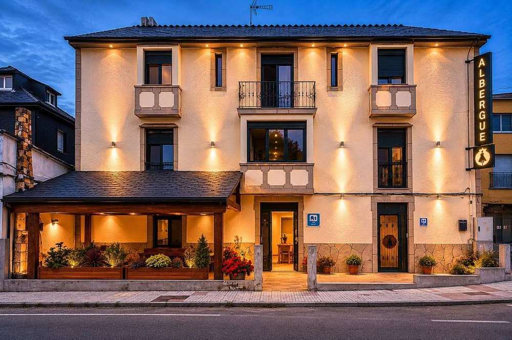 Fachada Albergue Porta Santa Con Luces Encendidas
