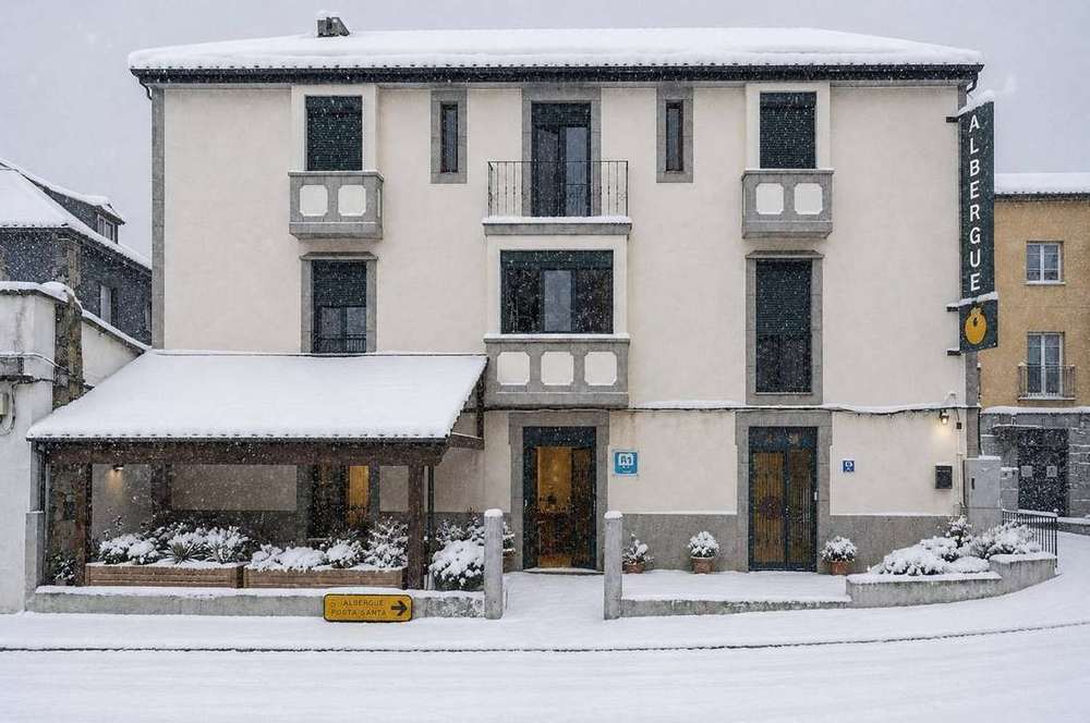 Fachada Albergue Porta Santa Con Nieve