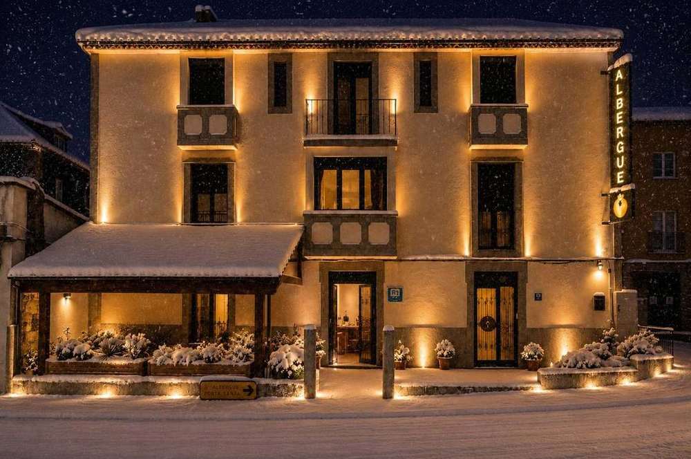 Fachada Albergue Porta Santa Noche Con Nieve