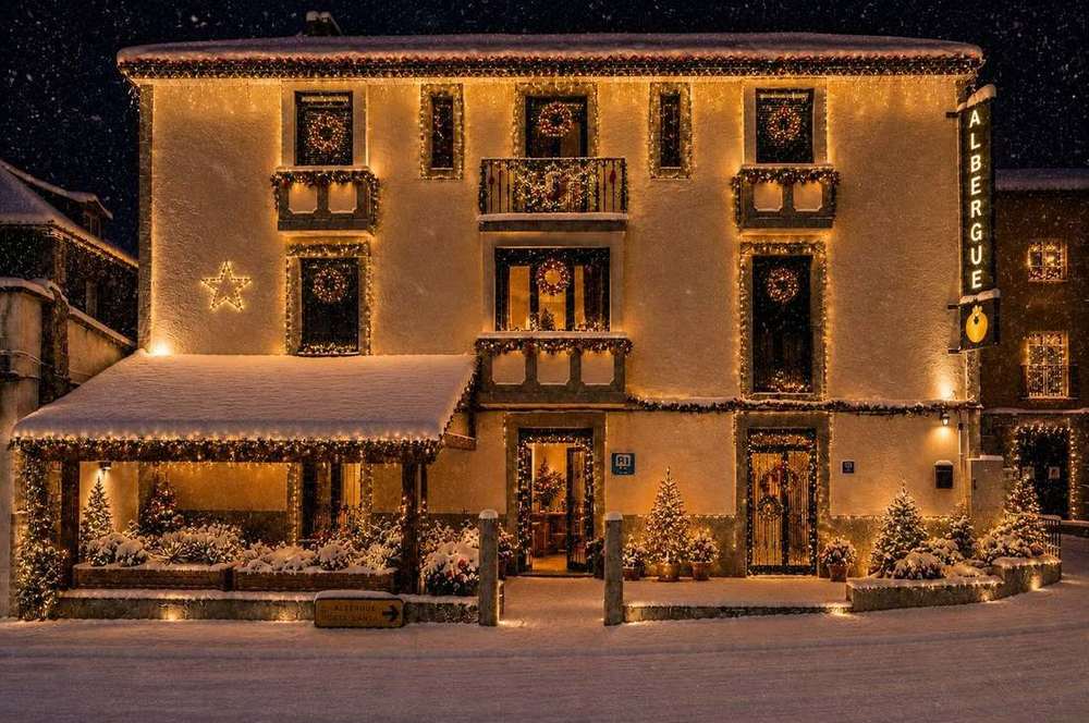 Fachada Navidena Albergue Porta Santa Con Nieve