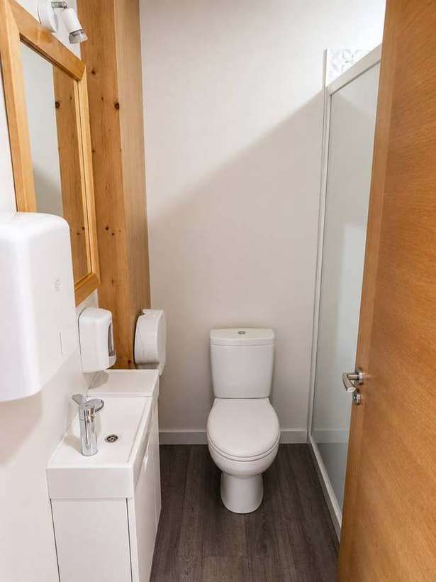 Bano Habitacion 6 Literas Albergue Porta Santa