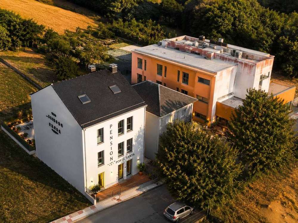 Edificio Pension Porta Santa Dron 2
