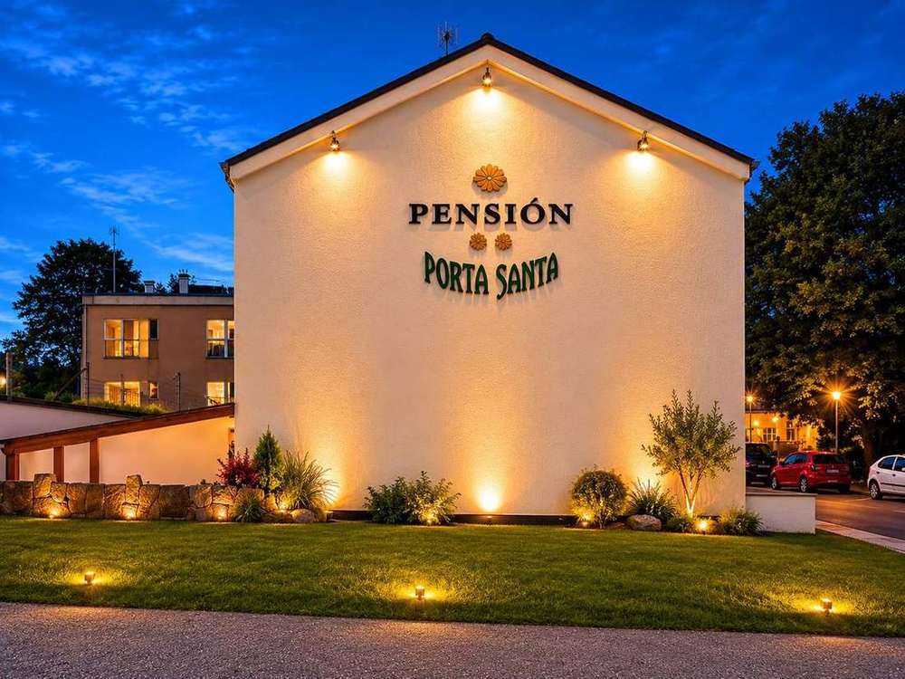 Fachada Lateral Pension Porta Santa Noche 3