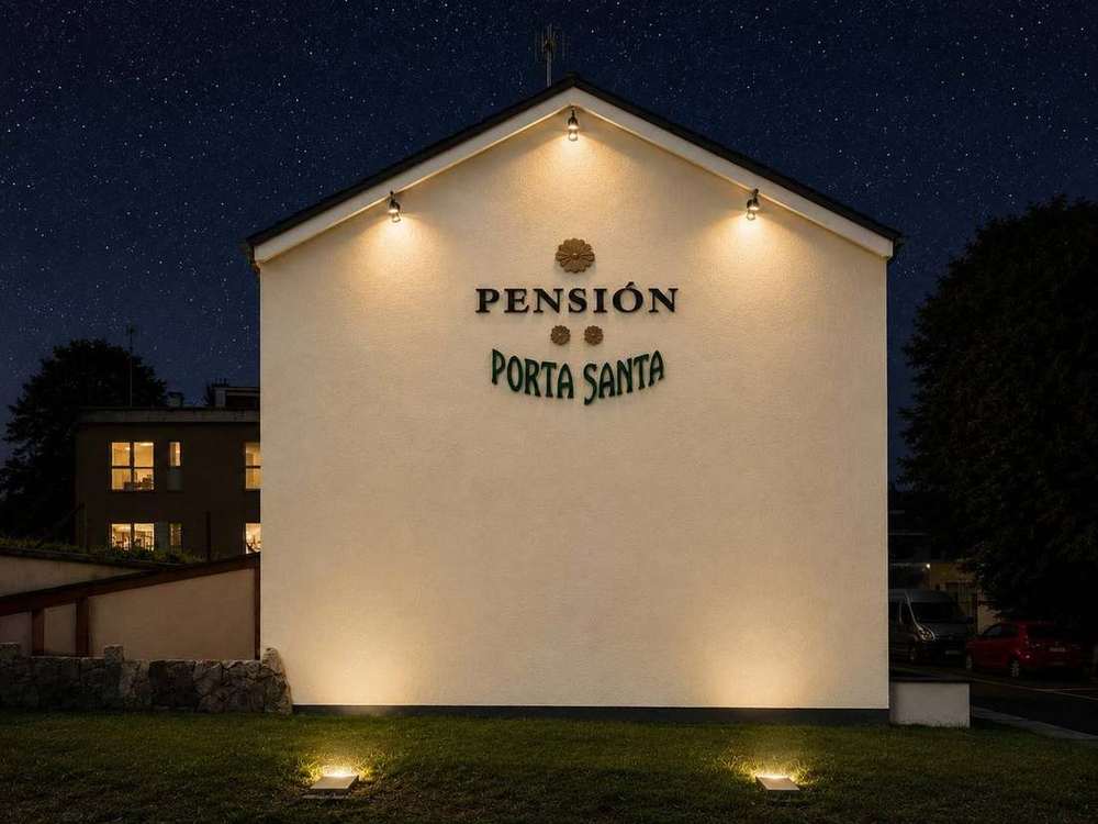 Fachada Lateral Pension Porta Santa Noche