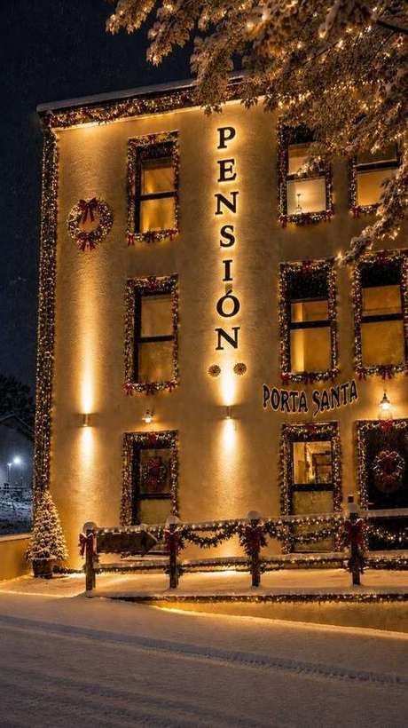 Fachada Principal Pension Porta Santa Navidena Noche