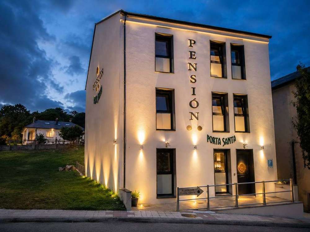 Fachada Principal Pension Porta Santa Noche 3