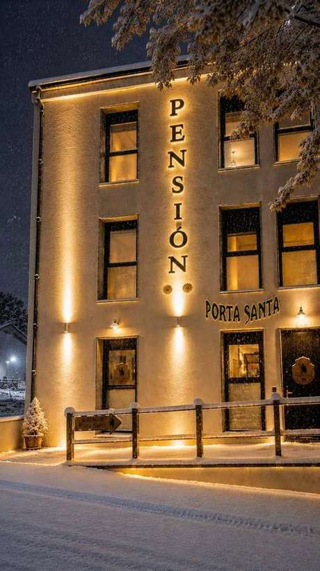Fachada Principal Pension Porta Santa Noche y Nieve