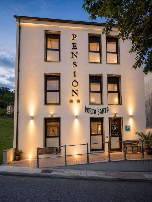 Fachada Principal Pension Porta Santa Noche