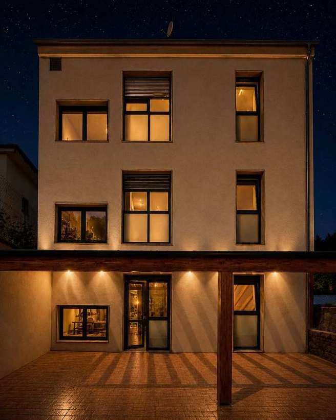 Fachada Trasera Noche Pension Porta Santa