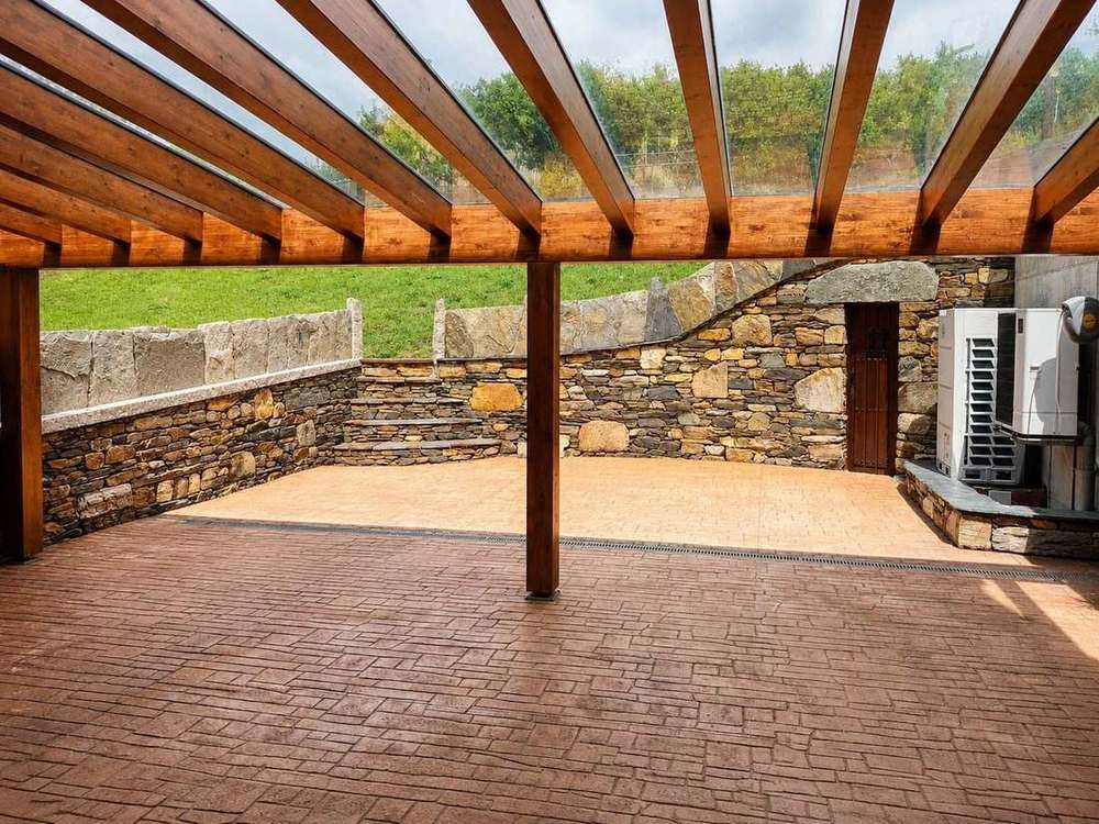 Patio y porche de la pensión
